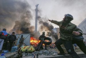 Un manifestante usaba un tirachinas durante unas protestas que degeneraron en choques violentos entre opositores y antidisturbios en el centro de Kiev, el 19 de febrero de 2014. SERGEY DOLZHENKO (EFE)