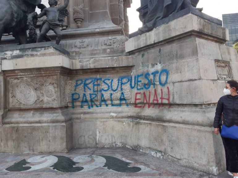 Vandalizan el Ángel de la Independencia. La tarde de este miércoles estudiantes de la Escuela Nacional de Antropología e Historia realizaron pintas.