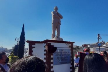 Derriban escultura de AMLO