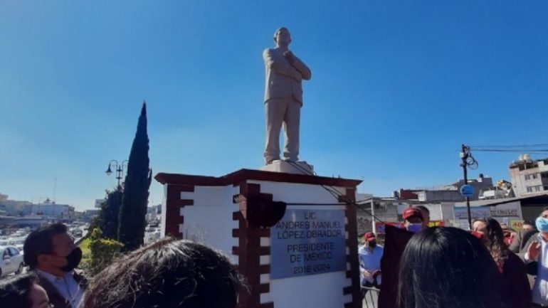 Derriban escultura de AMLO