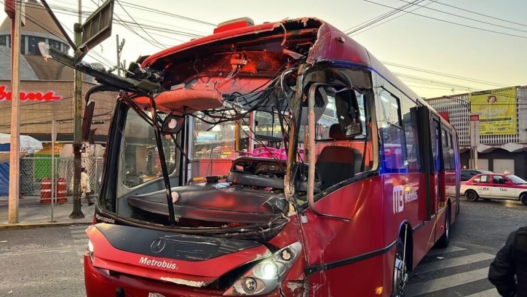 Choque entre un metrobús y un Primera Plus