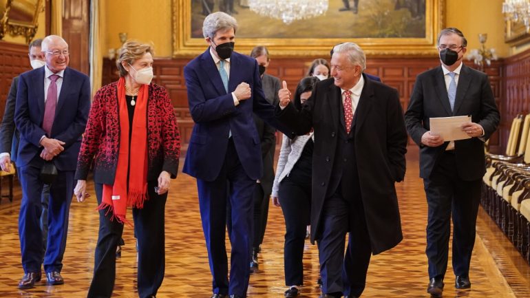 Obrador y Kerry pactan invertir en energías limpias