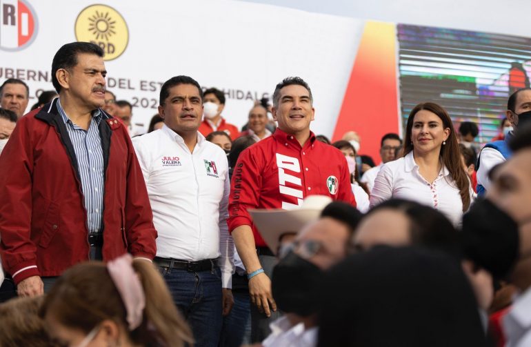 Carolina Viggiano es arropada por exgobernadores de Hidalgo
