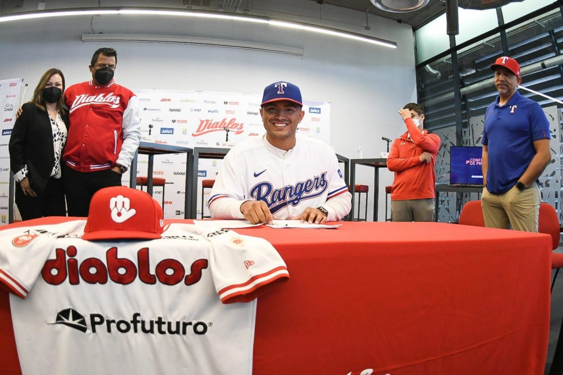 Miguel Ojeda Jr firma con Texas Rangers