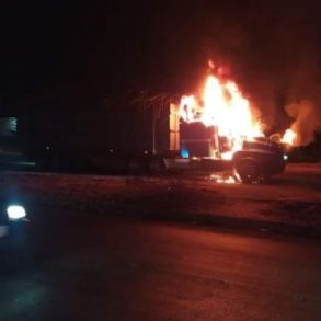 Reportan camiones incendiados en Colima