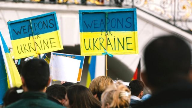 Alemania negocia entrega de armas a Ucrania