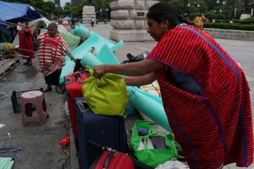 Policías de CDMX desalojan campamento de indígenas triquis en Bellas Artes