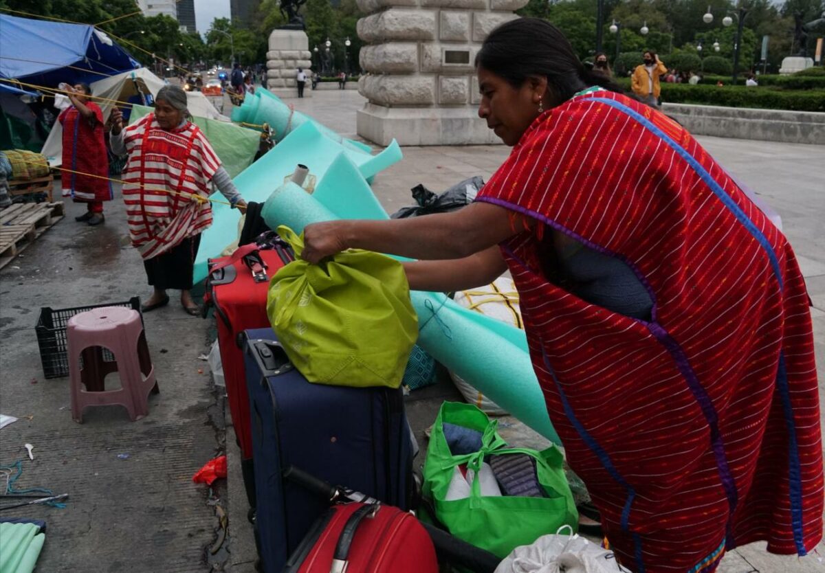 Policías de CDMX desalojan campamento de indígenas triquis en Bellas Artes