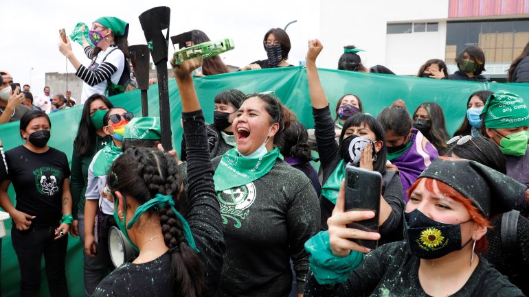 Feministas celebran la despenalización del aborto