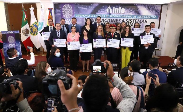 INFO CDMX entrega reconocimientos