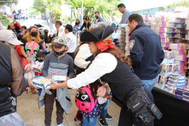 Festeja Cuajimalpa Día del Niño con obra de teatro y obsequiando juguetes