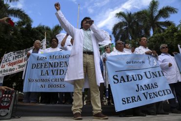 Médicos se manifiestan contra llegada de doctores cubanos