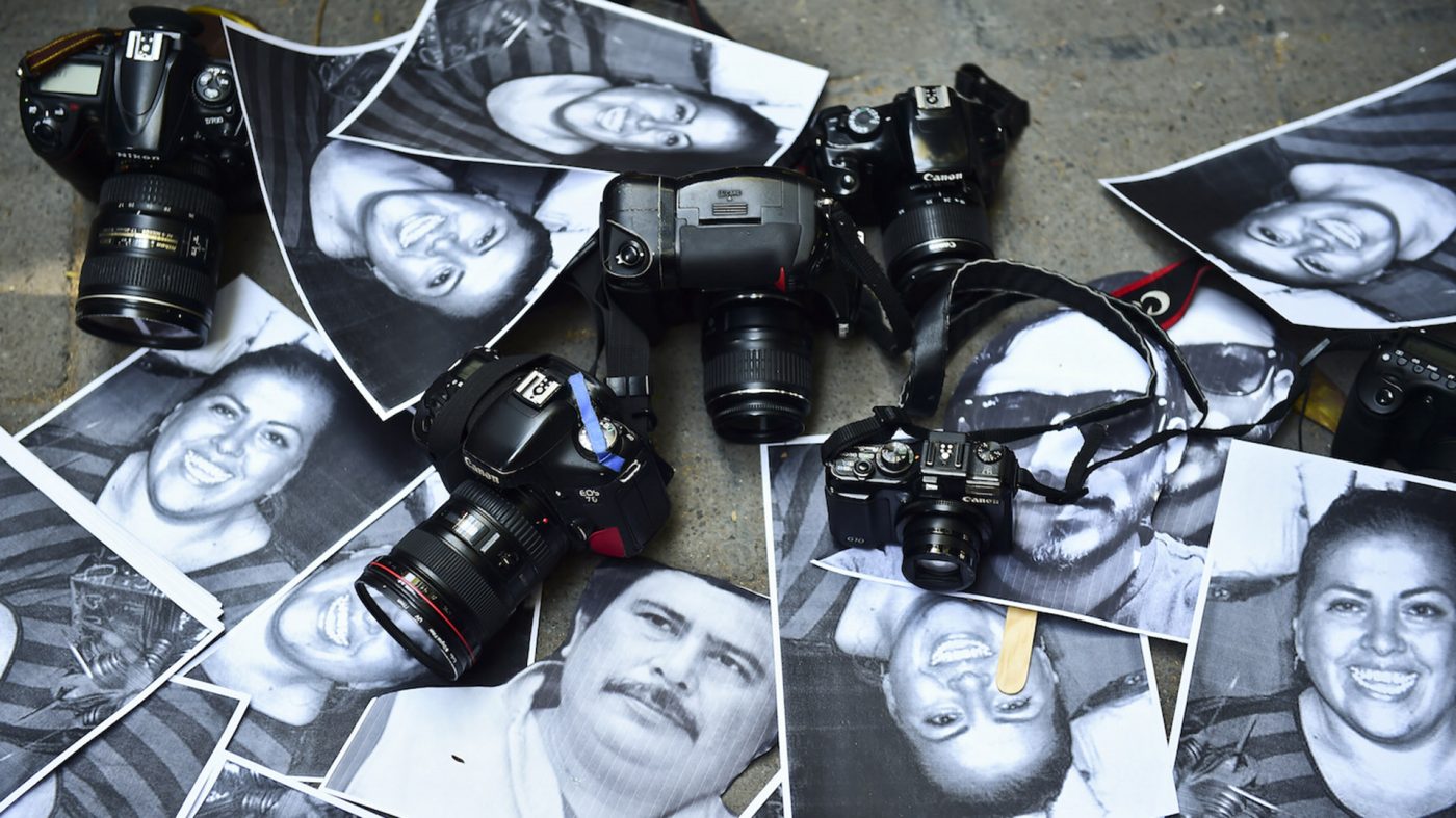 Fotos de periodistas asesinados y cámaras afuera de la oficina de representación del estado de Veracruz durante una protesta de periodistas en la Ciudad de México el 11 de febrero de 2016.