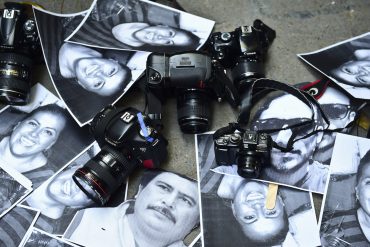 Fotos de periodistas asesinados y cámaras afuera de la oficina de representación del estado de Veracruz durante una protesta de periodistas en la Ciudad de México el 11 de febrero de 2016.