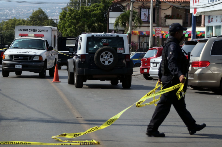 Cuerpos policiales cierran la escena de un homicidio