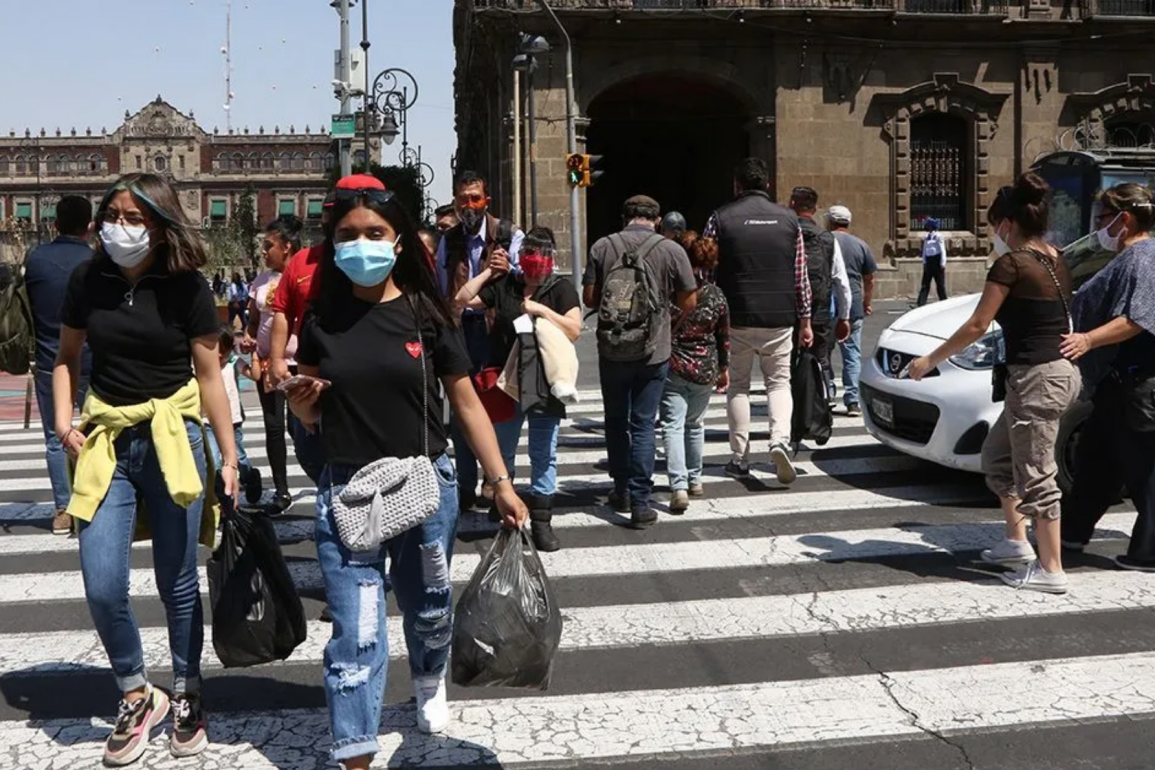 Gente caminando por las calles de Zócalo capitalino durante la pandemia por COVID