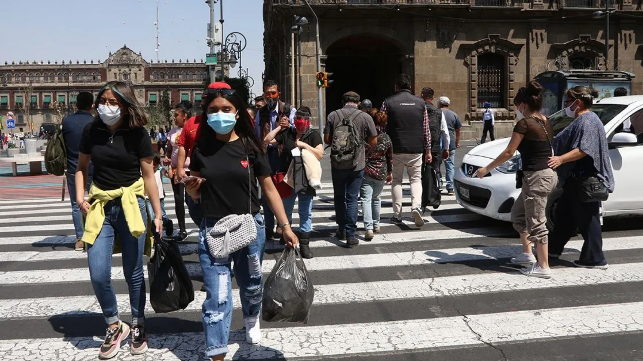 Gente caminando por las calles de Zócalo capitalino durante la pandemia por COVID
