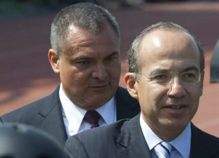Genaro García Luna caminando detrás de Felipe Calderón (2006-2012).