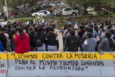 Manifestantes en la Autopista del Sol ante el caso irresoluto de los 43 normalistas de Ayotzinapa