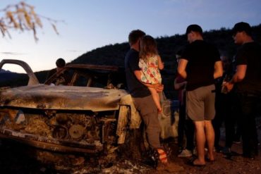 Masacre contra familia LeBarón: familiares de las víctimas frente a uno de los vehículos incinerados