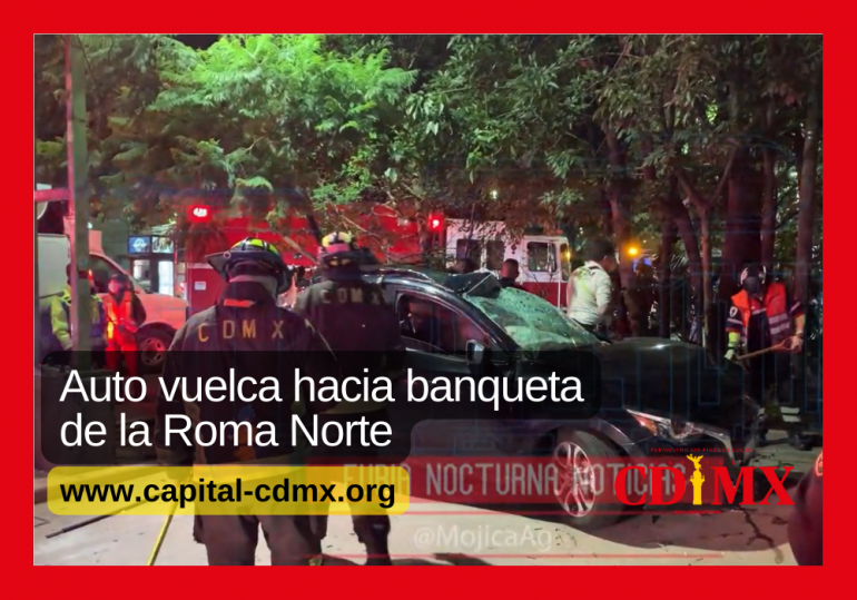 Auto vuelca hacia banqueta de la Roma Norte