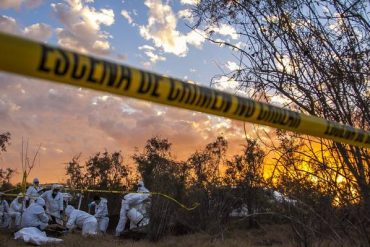 Hallan 22 cuerpos en fosa clandestina en Michoacán