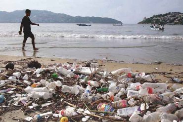 Playas de Acapulco infestadas de basura proveniente de los vertederos