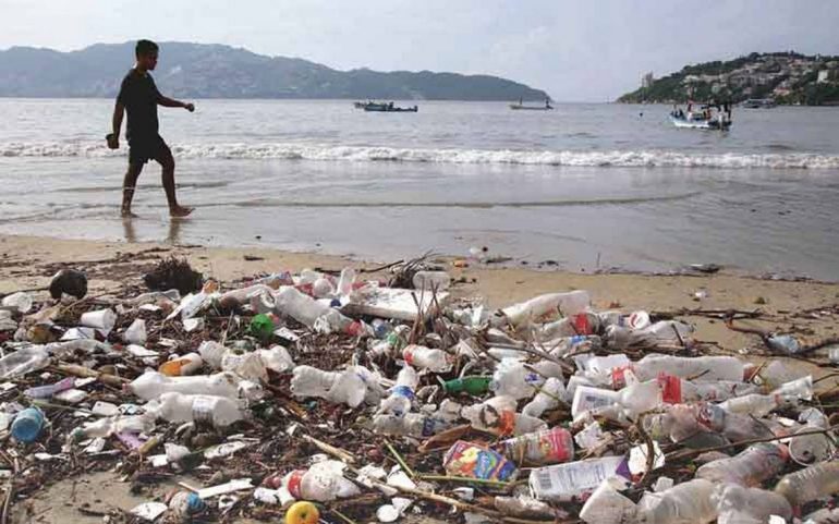 Playas de Acapulco infestadas de basura proveniente de los vertederos