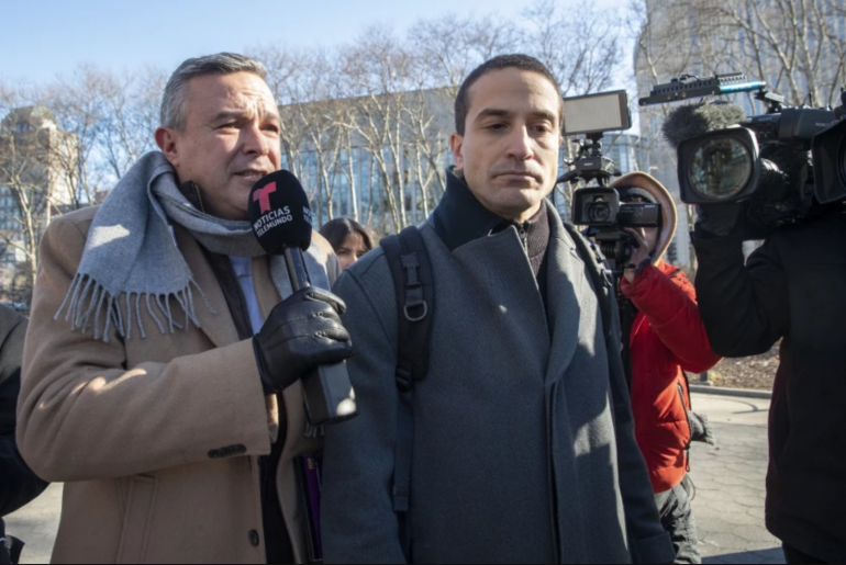 García Luna saliendo de la corte federal en Brooklyn, Nueva York, el 21 de enero de 2020