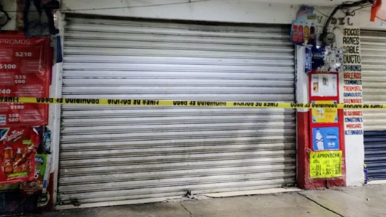 Sujetos armados asesinan a hombre afuera de una tienda en Iztapalapa