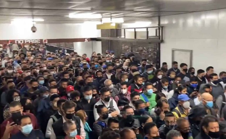 Reportan alta afluencia y retrasos en Línea 9 del Metro