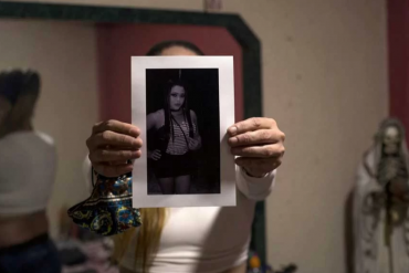 Rosy sostiene la foto de su amiga, víctima de transfeminicidio.