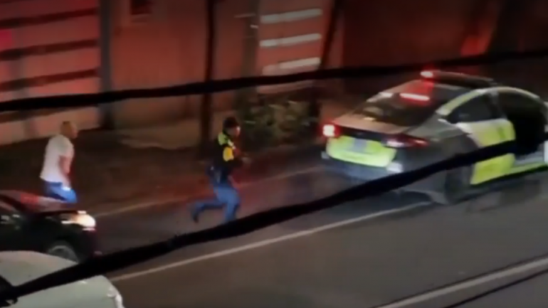 Investigan a policía por robo de celular a automovilista