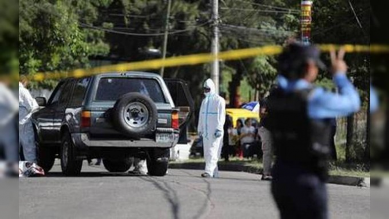 Hombre es asesinado en Michoacán frente a su familia