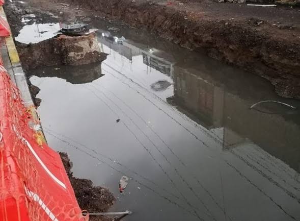 Vecinos de Chalco denuncian drenaje roto por obras del Trolebús