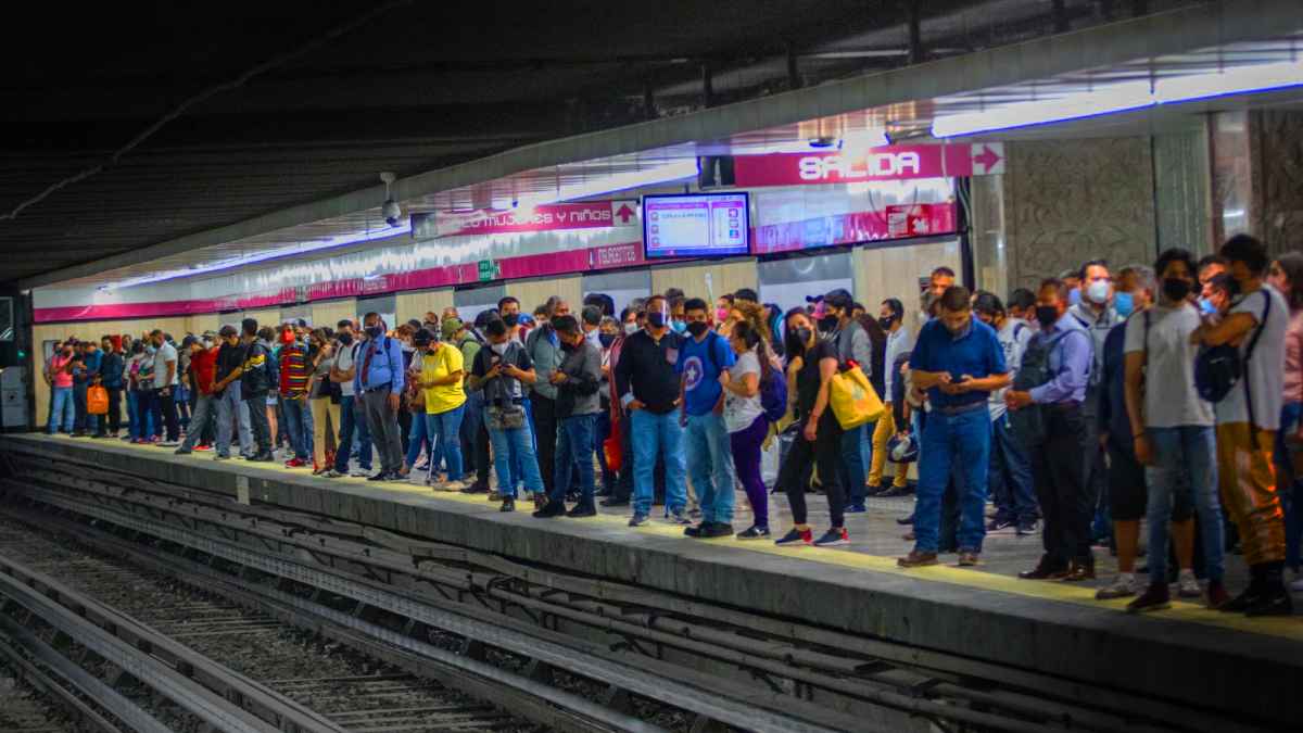 Descender a las vías del metro para recoger tu cartera podría costar más que la interrupción del paso de trenes