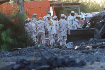 10 mineros continúan atrapados en el socavón