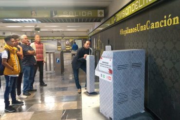 Personas reunidas para cantar en el karaoke instaurado en la estación División del Norte