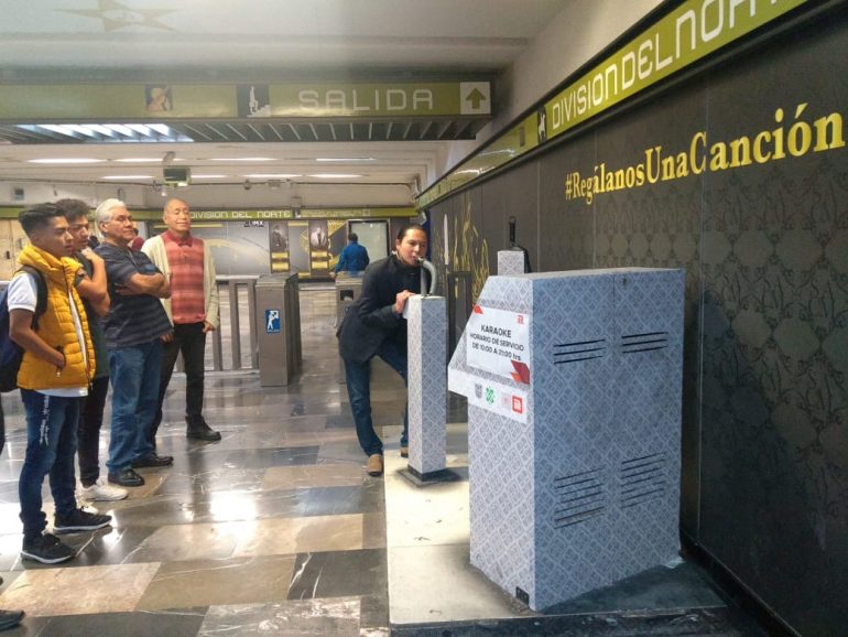 Personas reunidas para cantar en el karaoke instaurado en la estación División del Norte