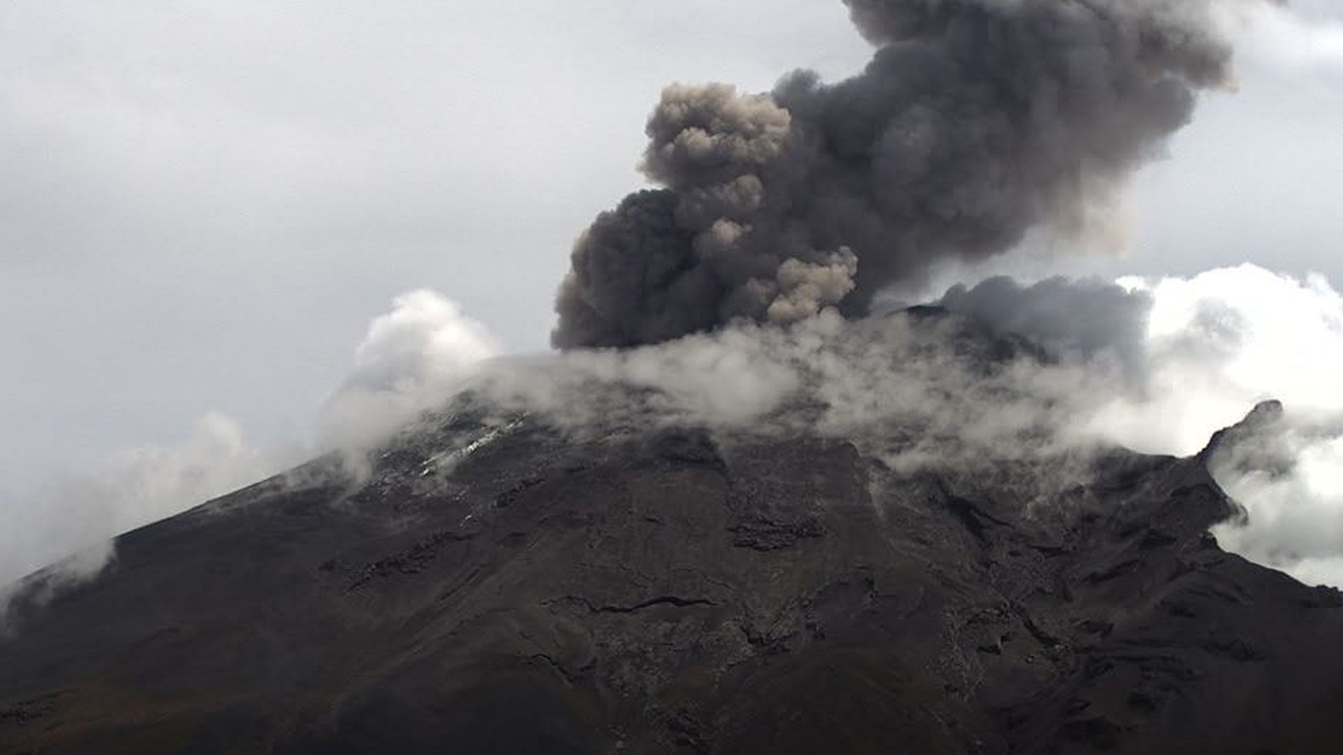 Se registra explosión del Volcán Popocatépetl