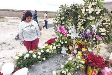 Madre de Camila vela a su hija muerta por posible negligencia médica