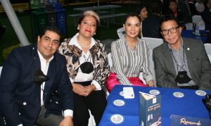 Izq. Carlos Esquivel, Ma. del Carmen Gómez, Isabel Carbajal y el Lic. Jesús Cuevas