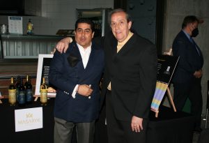 Izq. Lic. Carlos Esquivel y el tirólogo Juventino Flores