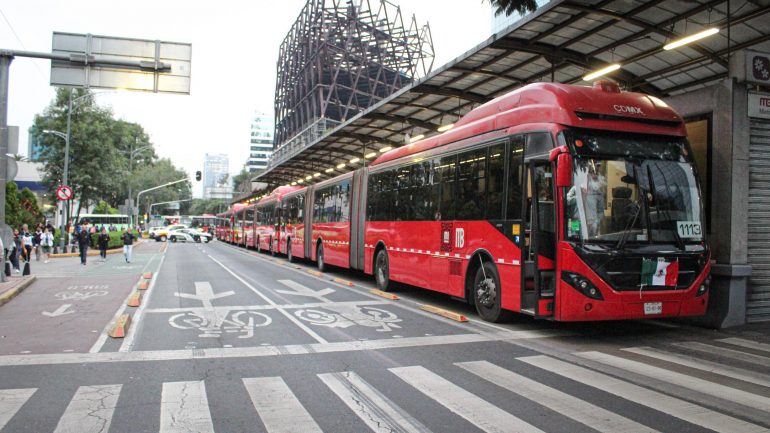Metrobús modifica sus horarios por el Desfile de Alebrijes