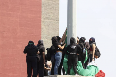 Feministas bajaron la bandera izada en la explanada de la Rectoría de la UNAM
