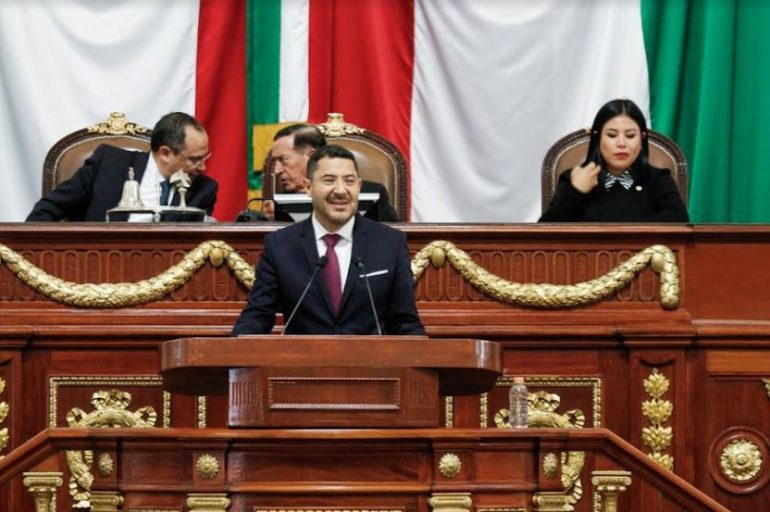 Camorra, “Joan Manuel Sebastian” y atole con el dedo a la oposición. El informe de Batres ante el Congreso capitalino
