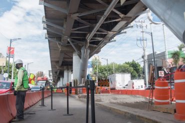 Trabajadores en la reconstrucción de la Línea 12 del STC Metro