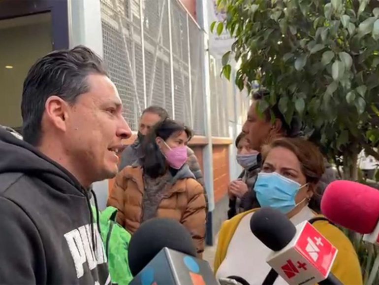 Padre de Abner se manifiesta ante los medios de comunicación a las afueras del Colegio Williams