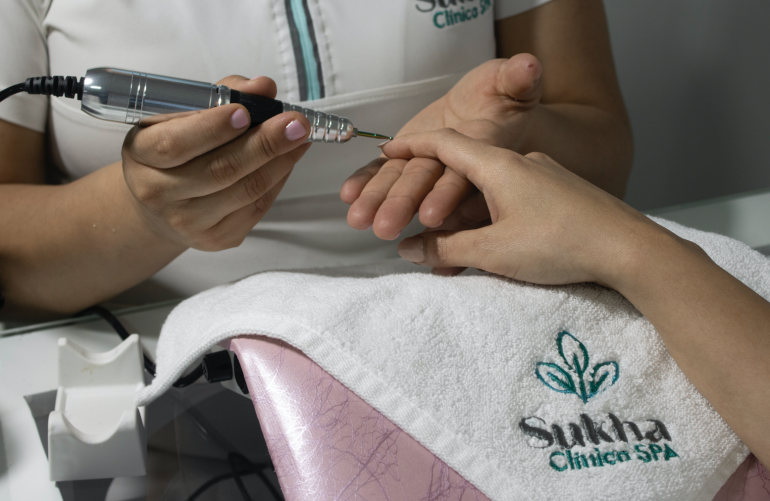 Tendencias navideñas de manicura.