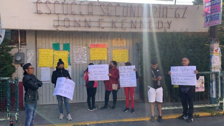 Padres de familia se manifiestan a las afueras de la secundaria técnica en contra de la agresión sexual